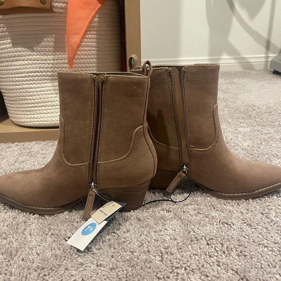 Universal Thread Booties - Picture 4 of 4